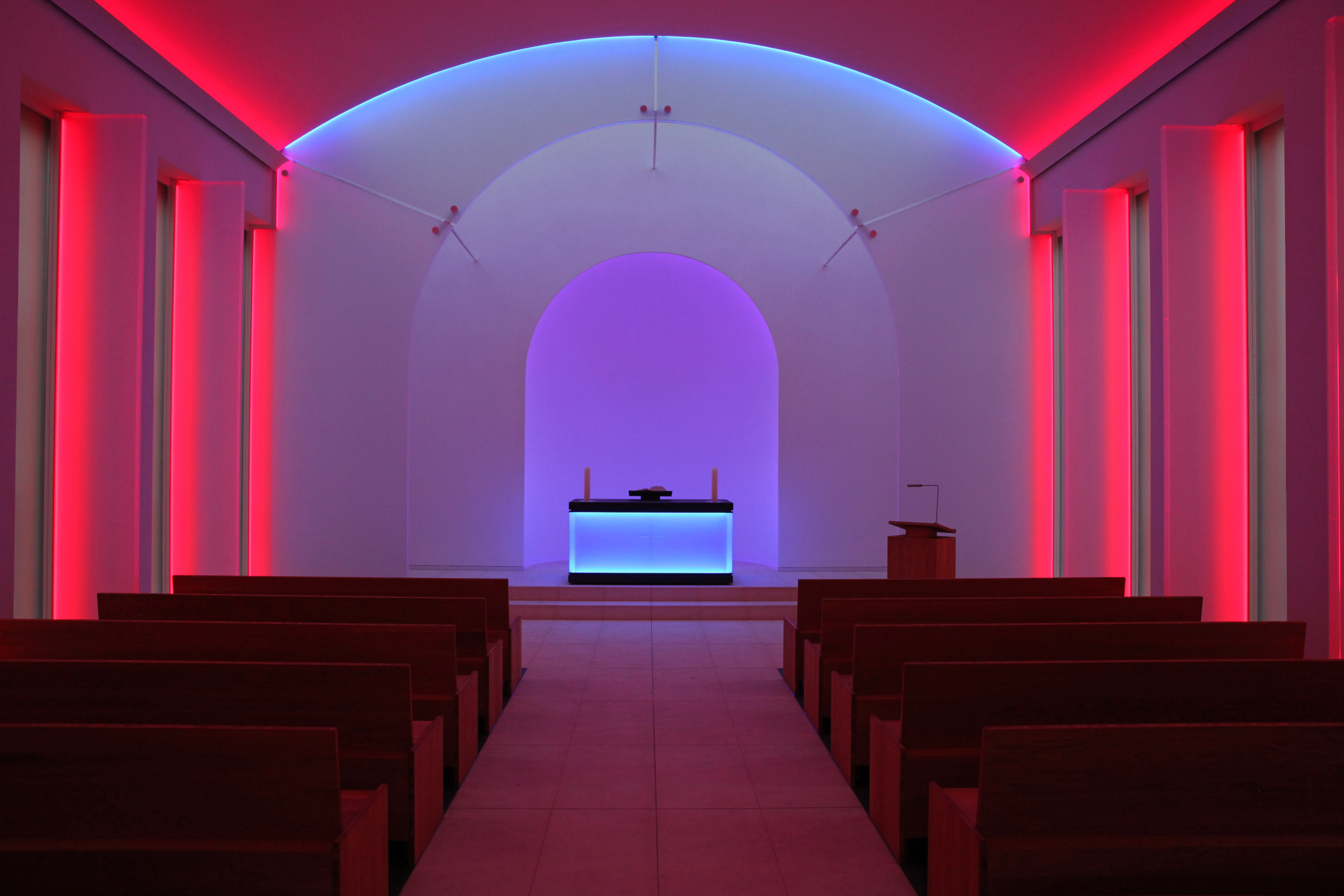 ALUSTAHL_James_Turrell_Lichtkunst_Berlin_Kapelle_Friedhof